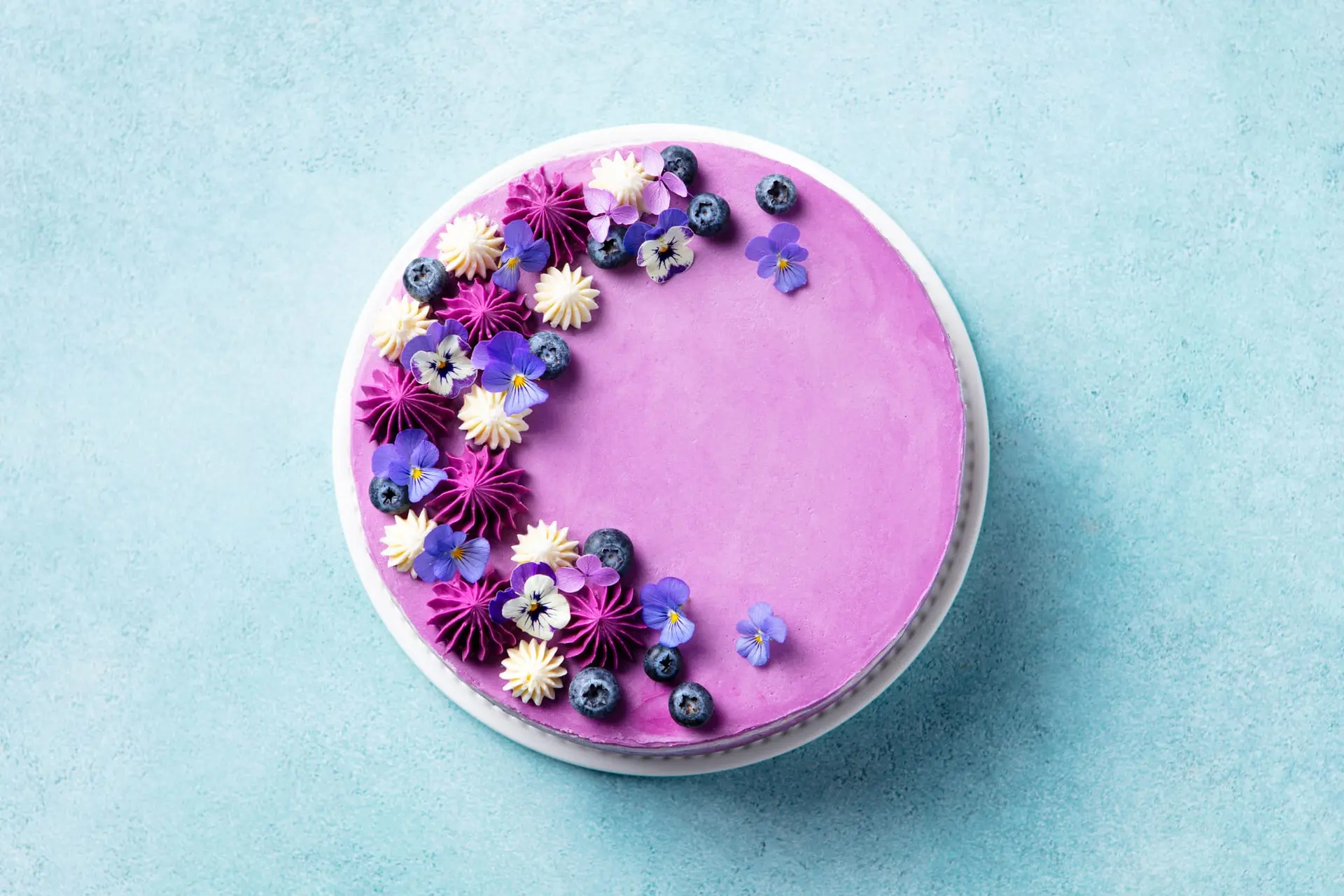 Gâteau mousse aux myrtilles et à la lavande, glacé à la crème au beurre