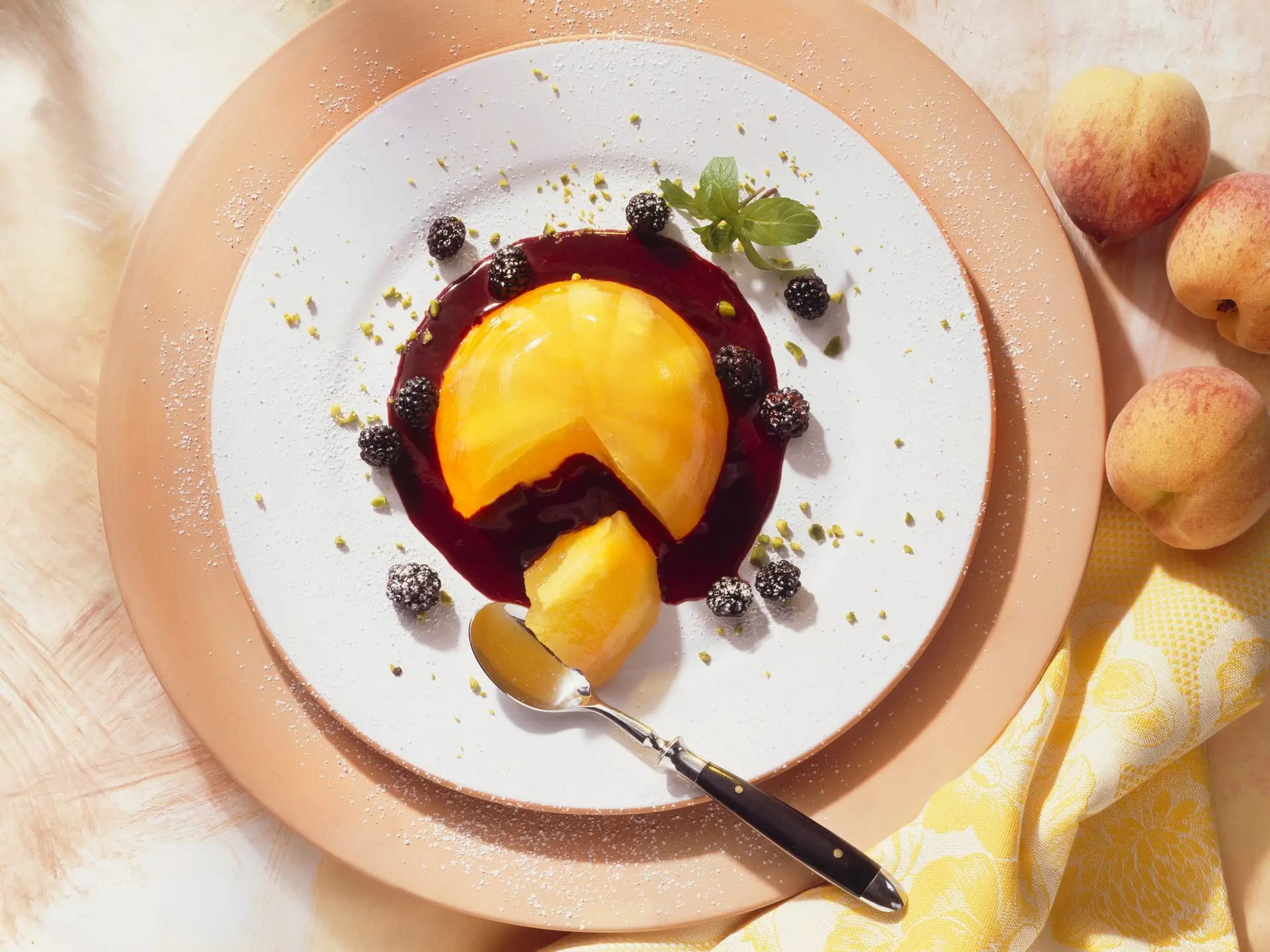Gelée de pêche à la purée de mûres