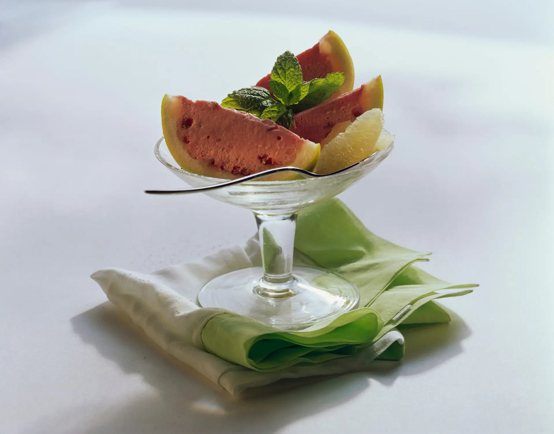 Glace au pamplemousse avec cassis et baies de poivre rose