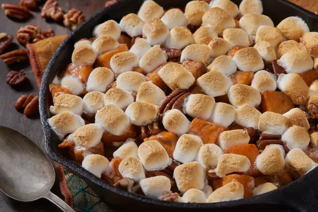 Gratin de patates douces, noix et guimauves