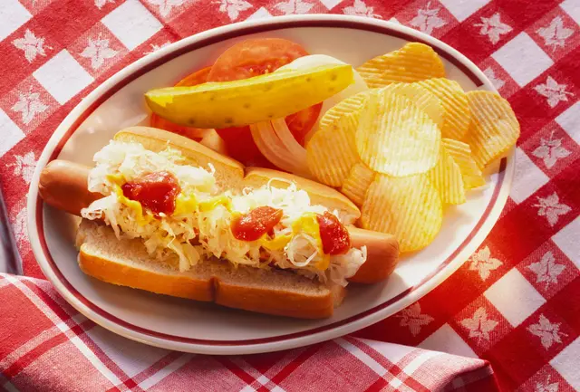 Hot dog avec chips et chou