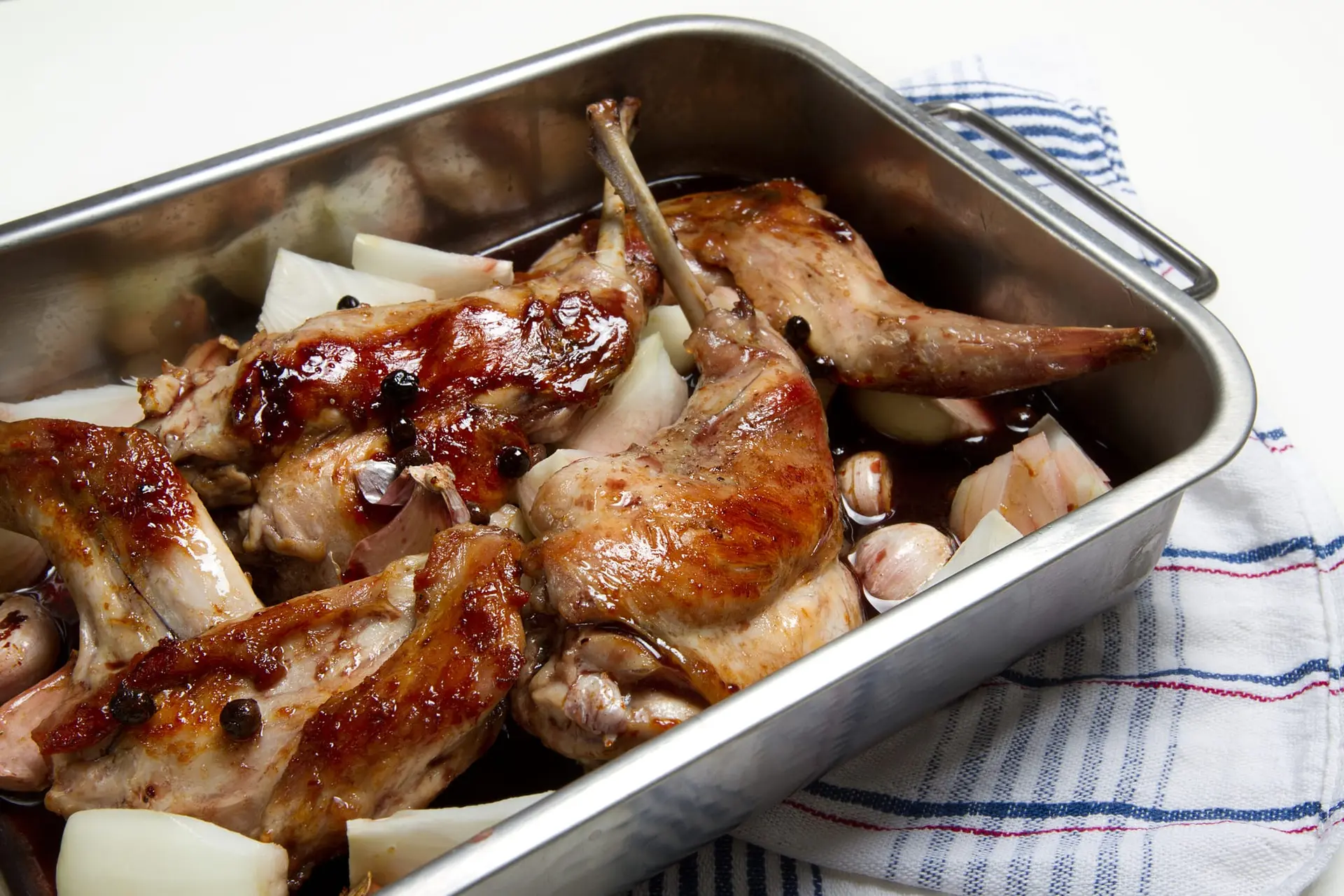 Lapin à l'ail, l'oignon, au piment de la Jamaïque et aux baies de genévrier