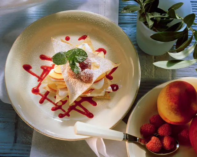 Lasagnes à la mousse de yaourt à la nectarine et aux framboises