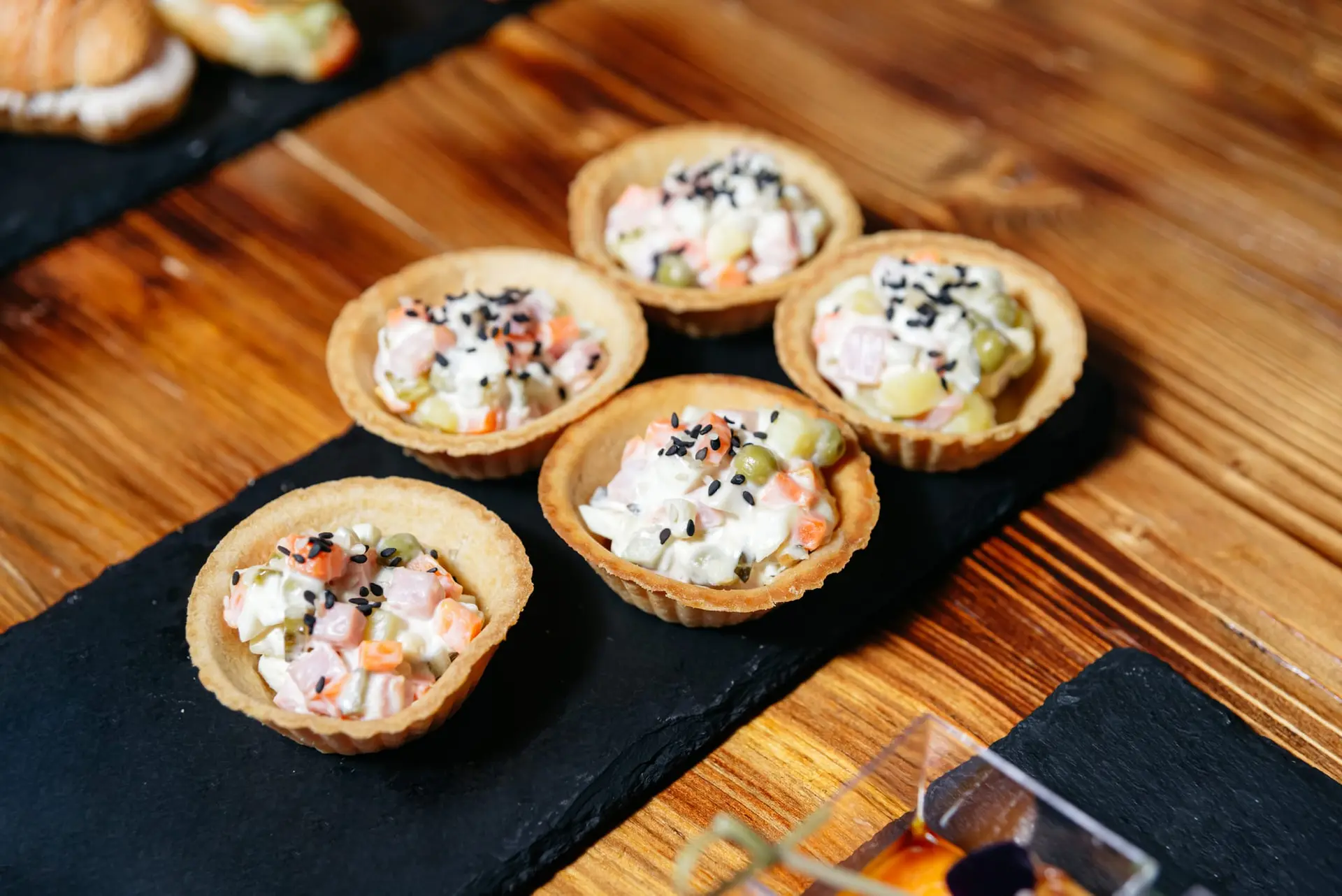 Mini tartelettes avec salade de légumes et sésame noir