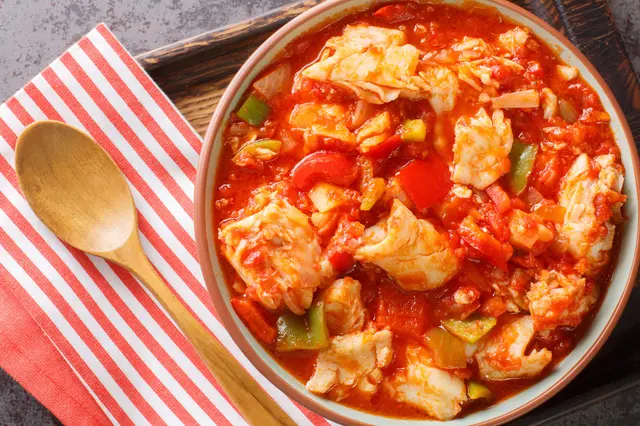 Morue avec poivrons et sauce tomate
