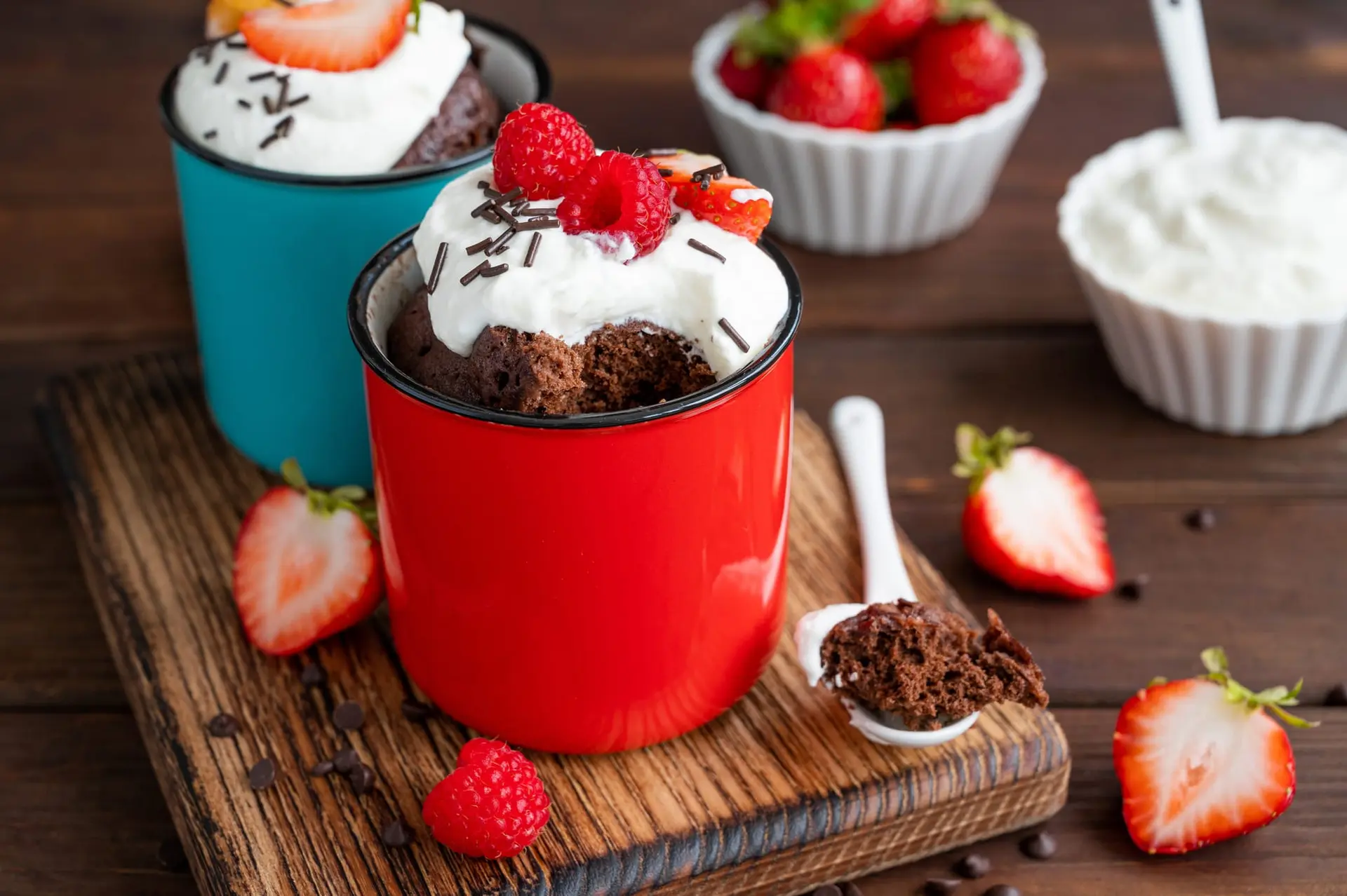 Mug cake au chocolat avec crème fouettée et baies fraîches