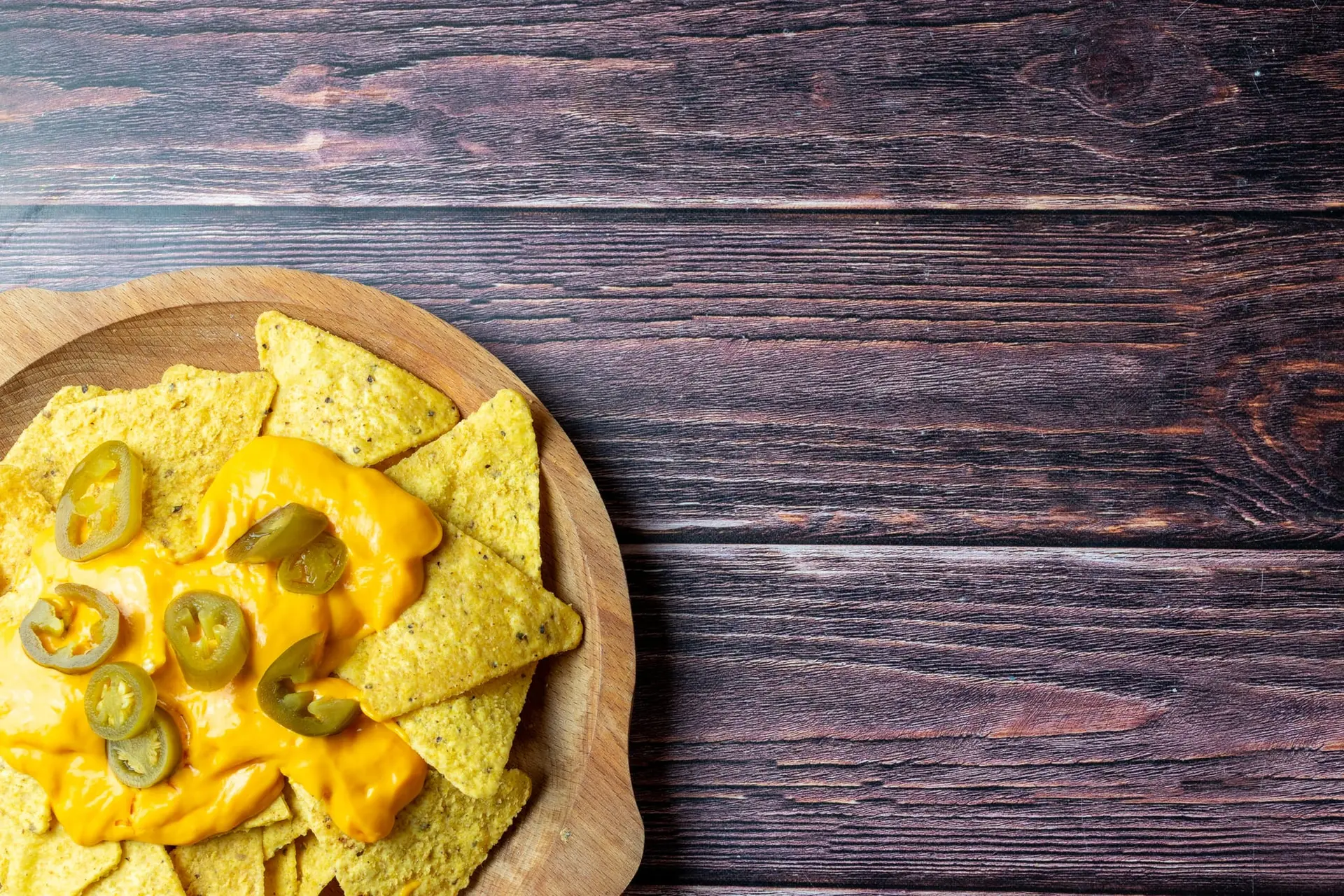 Nachos et sa trempette de sauce au cheddar fondu