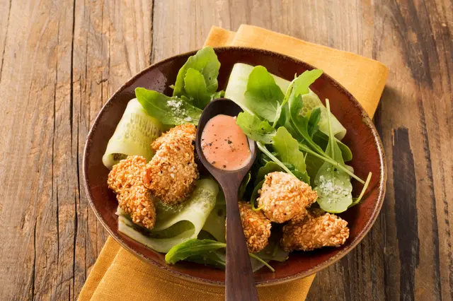 Nuggets de poulet au sésame avec salade de roquette