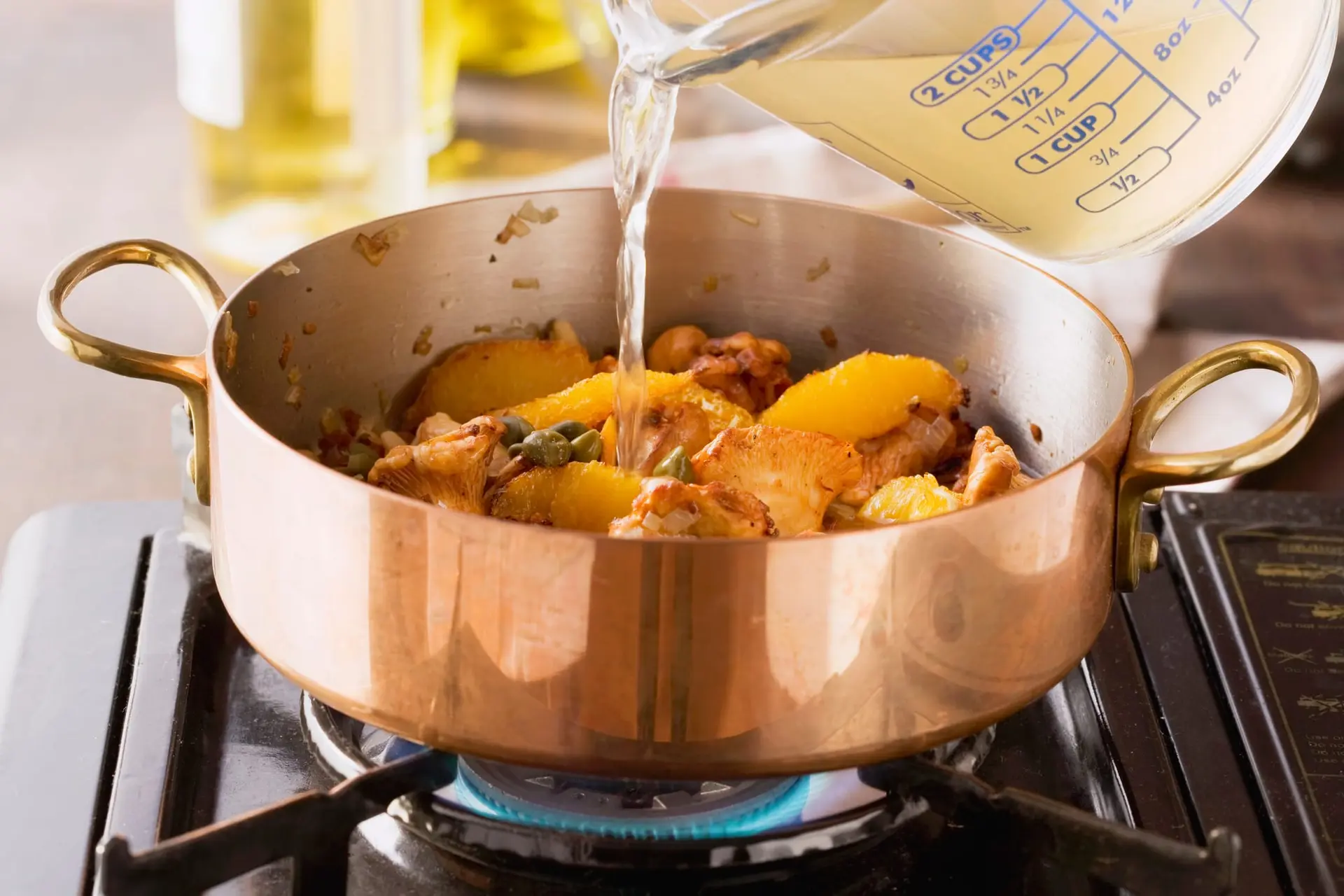 Orange, girolles et câpres en sauce