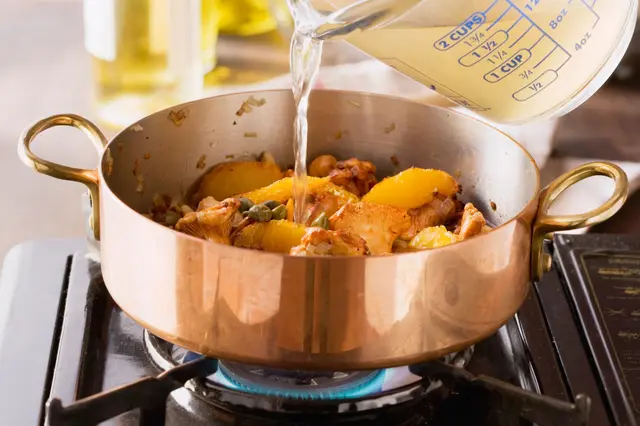 Orange, girolles et câpres en sauce