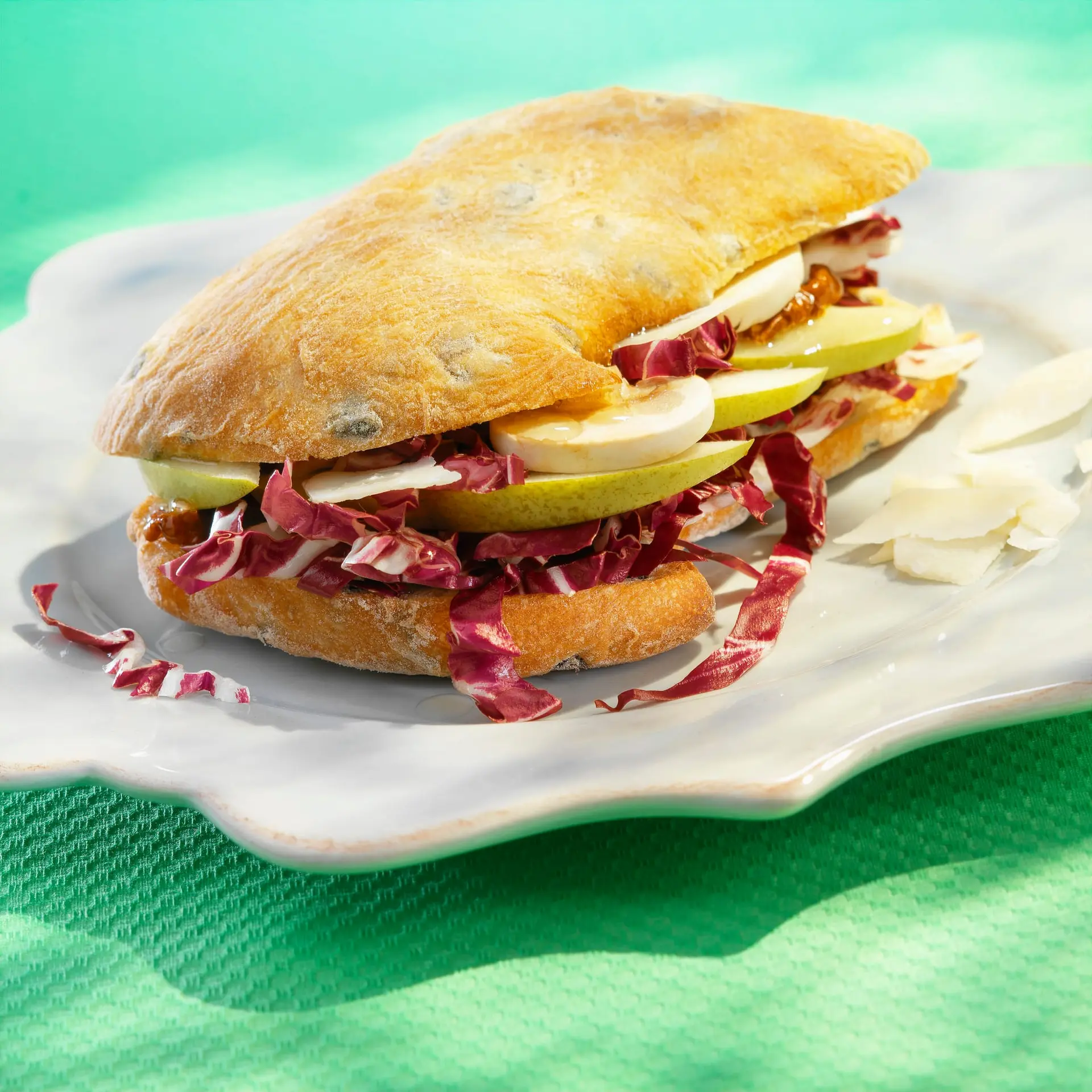 Pain ciabatta à la poire, champignons et chou rouge