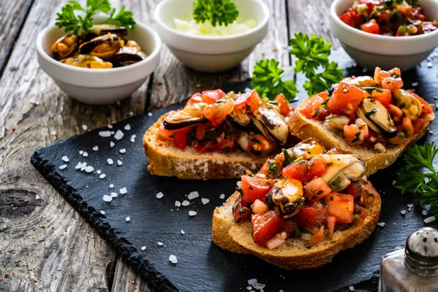 Pain grillé avec des tomates et des moules