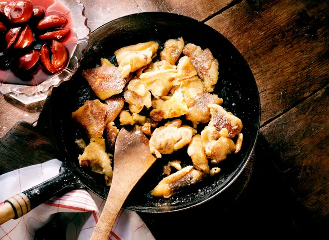 Pancakes aux raisins secs avec compote de prunes