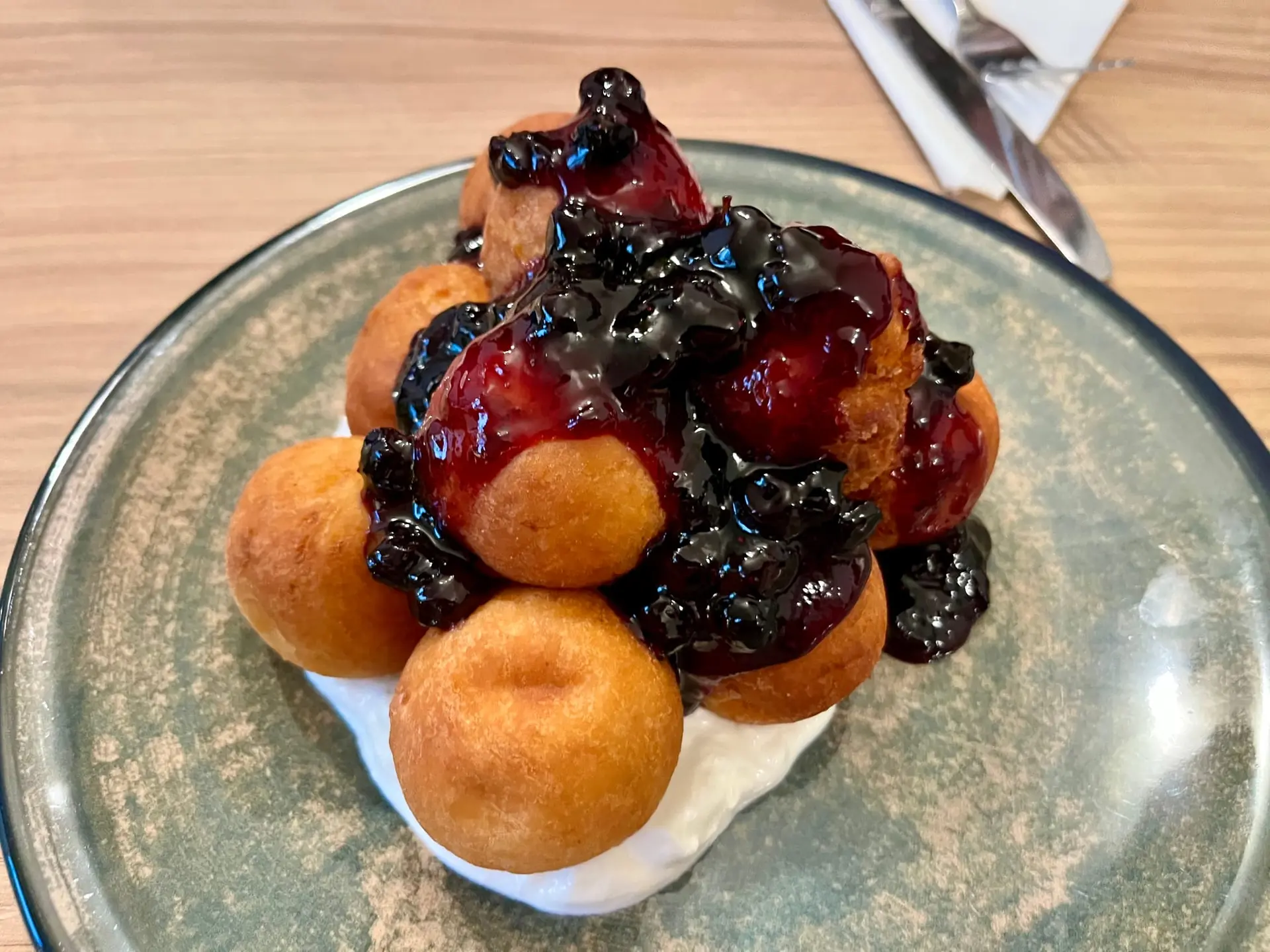 Papanasi (beignets roumains) nappés de confiture de myrtilles