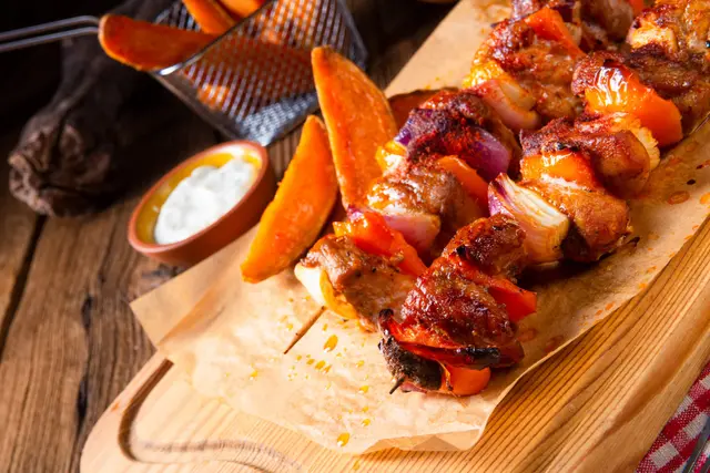 Patates douces frites et brochettes avec chachlik paprika épicé
