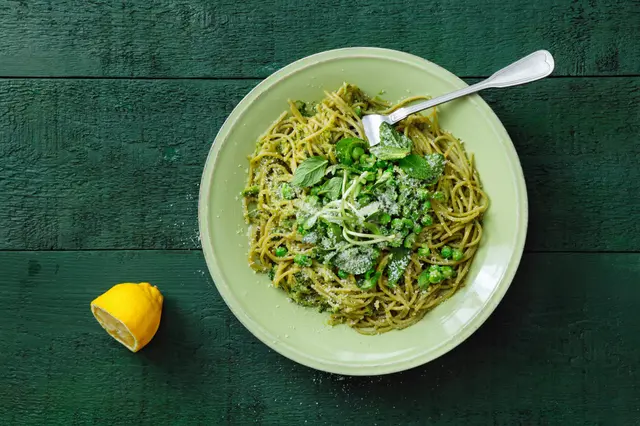 Pâtes au pesto de brocoli, petits pois et menthe