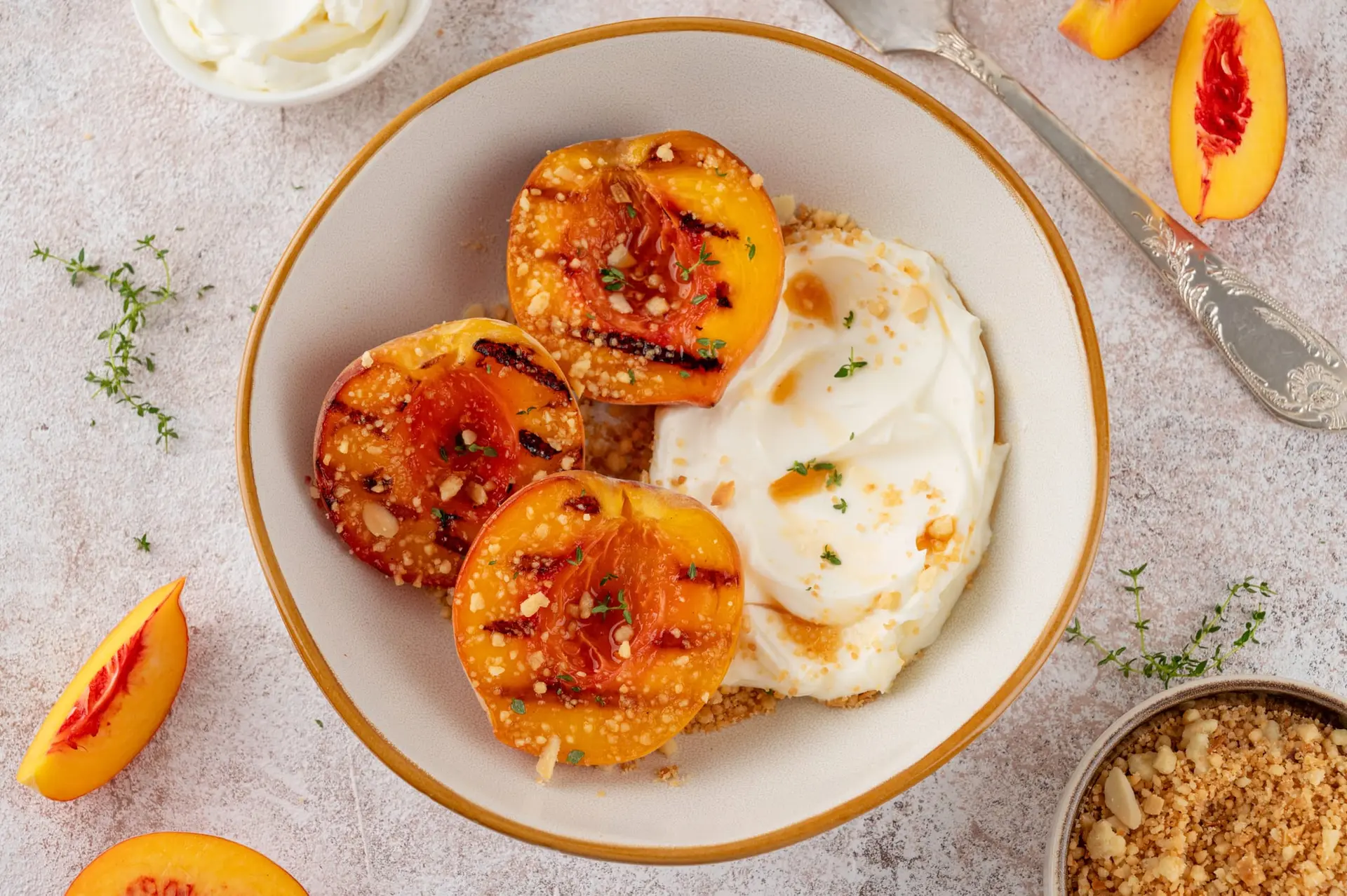 Pêches grillées à la crème mascarpone, sirop de miel, miettes et thym