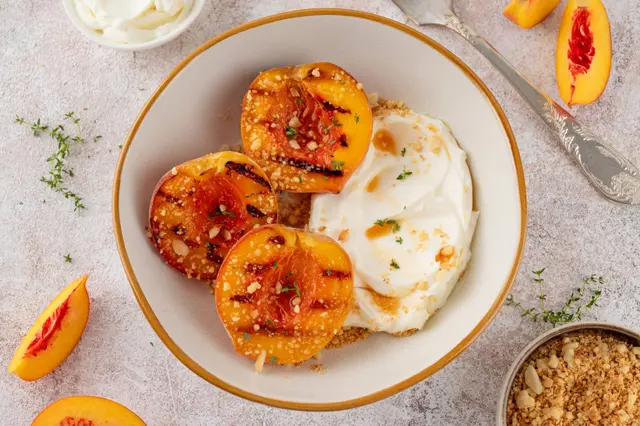 Pêches grillées à la crème mascarpone, sirop de miel, miettes et thym