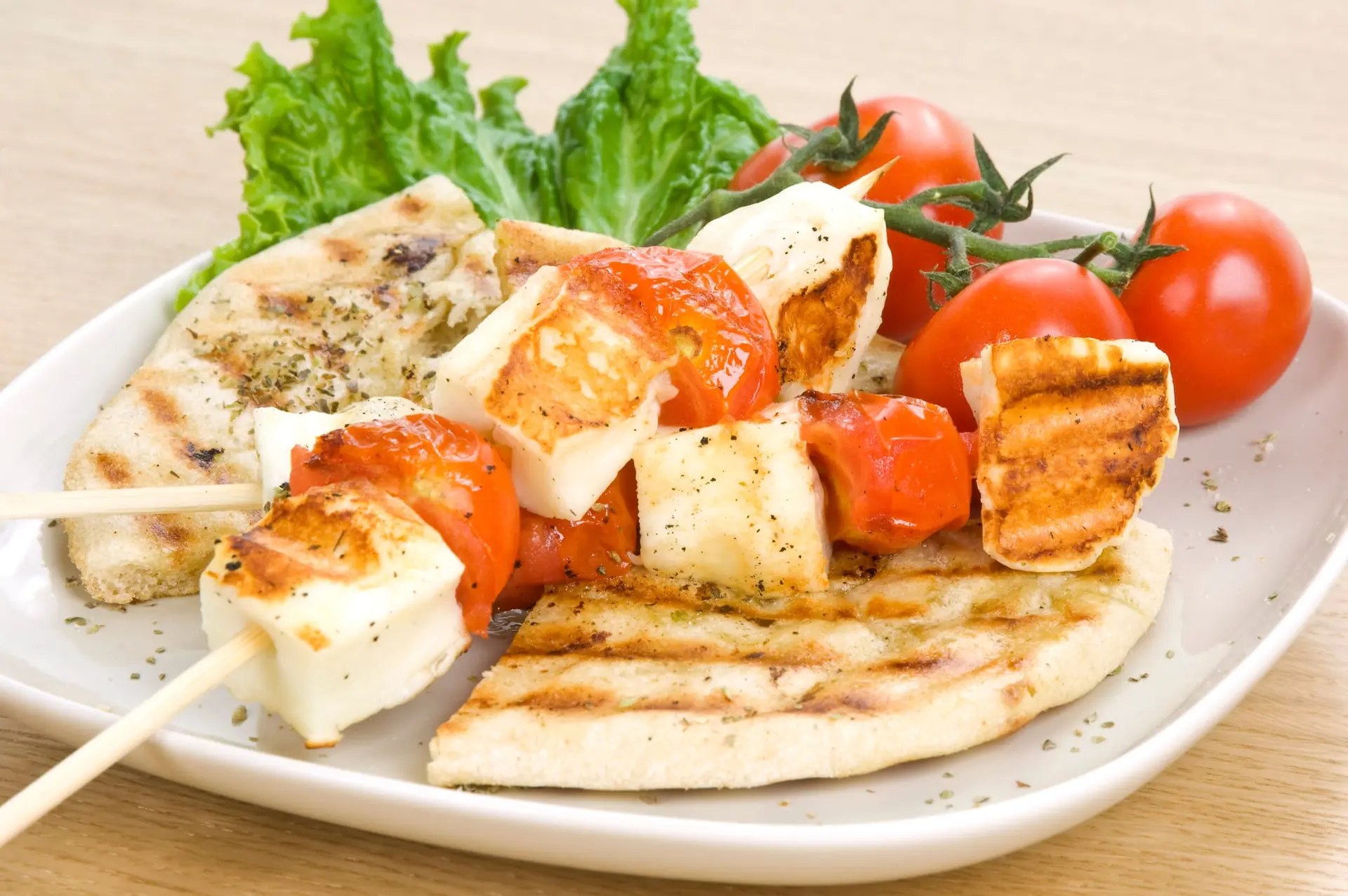 Pita au fromage halloumi grillé et aux tomates cerises