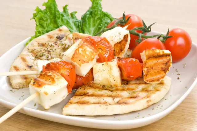 Pita au fromage halloumi grillé et aux tomates cerises