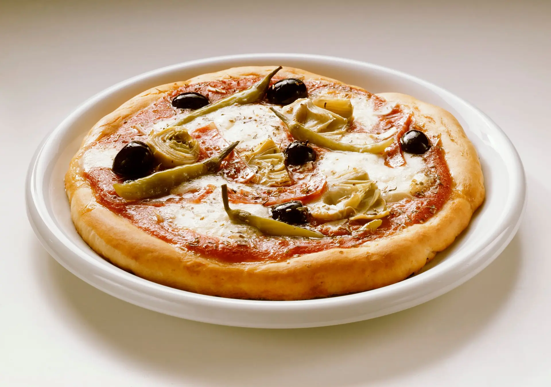 Pizza aux artichauts et aux olives