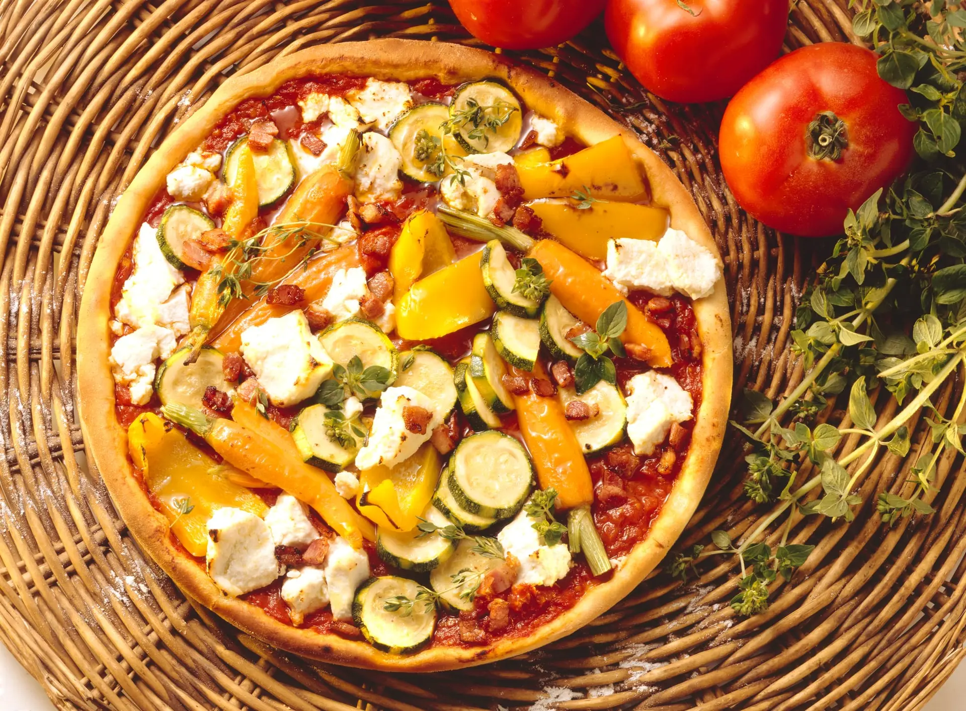 Pizza aux carottes et courgettes avec poivrons
