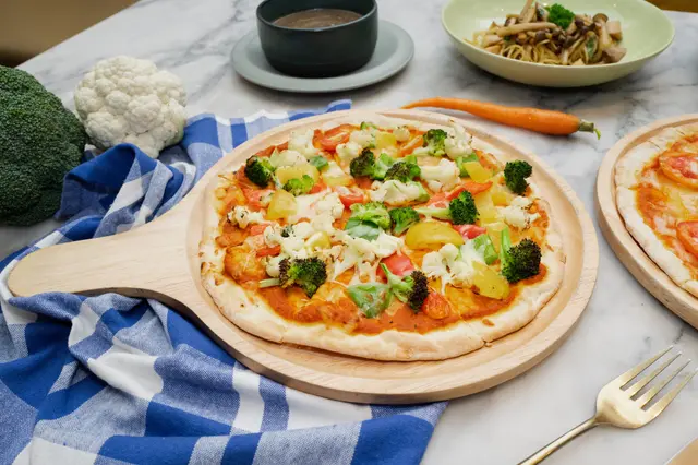 Pizza aux choux fleur et brocoli, aux tomates et poivrons