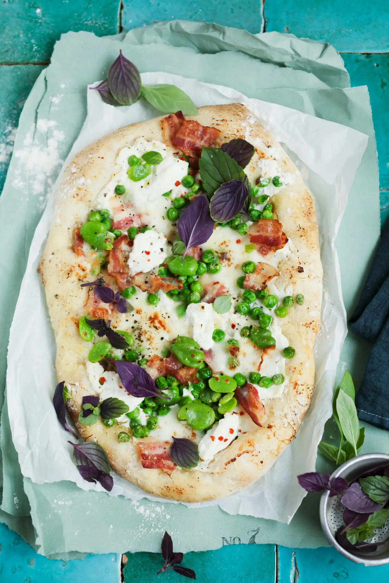 Pizza aux herbes, petits pois et fèves