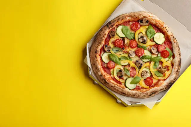 Pizza courgettes poivrons champignons