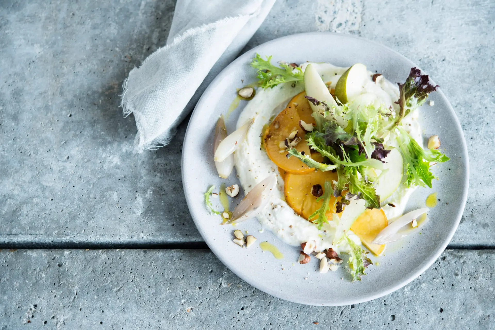 Poire et nashi à la crème de ricotta, aux noisettes et aux échalotes