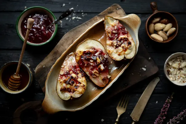 Poires farcies au four avec camembert, canneberges et miel