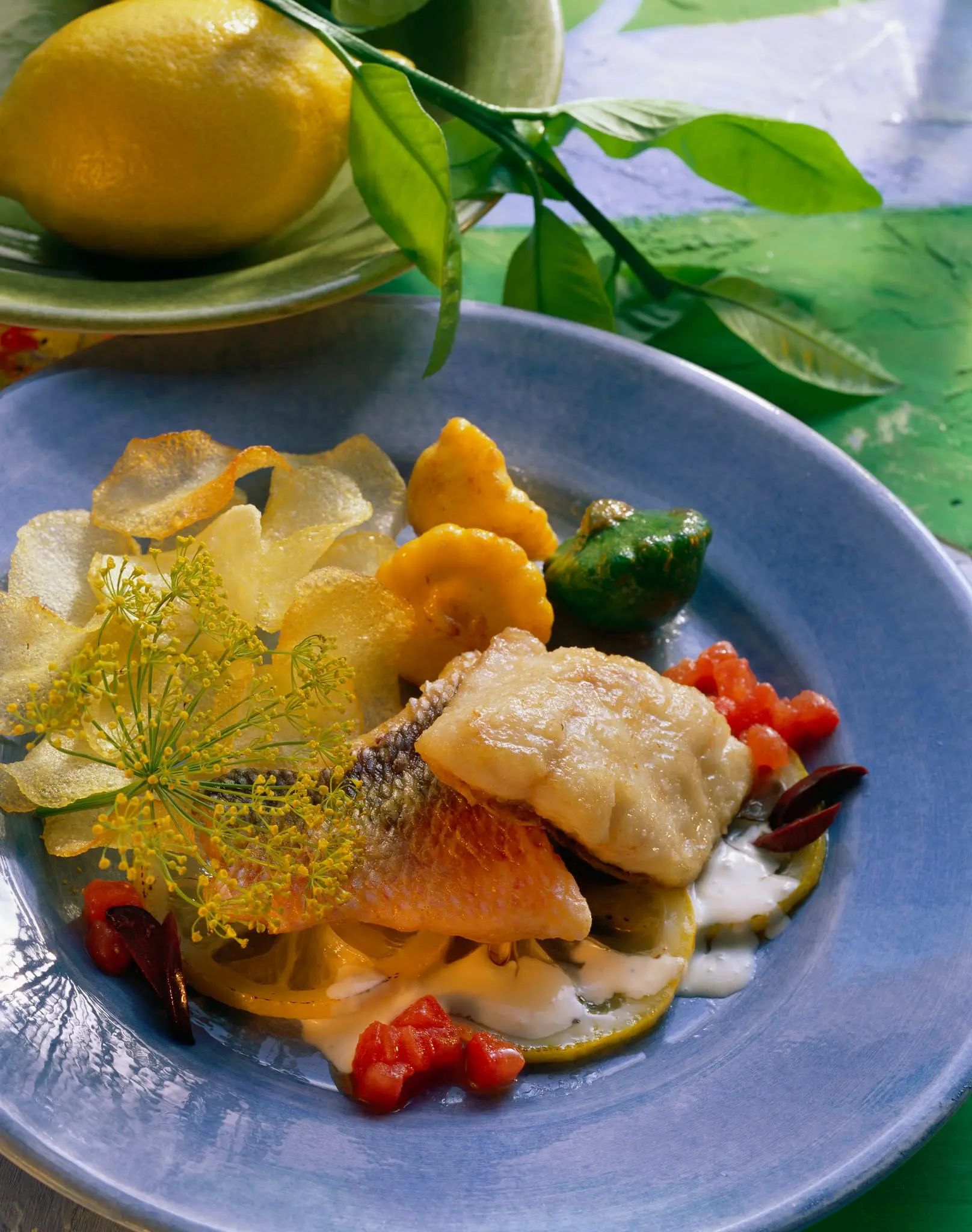Poisson (lieu, maquereau ou rouget) avec tranches de citron, mini-courges pâtisson et chips de crevettes