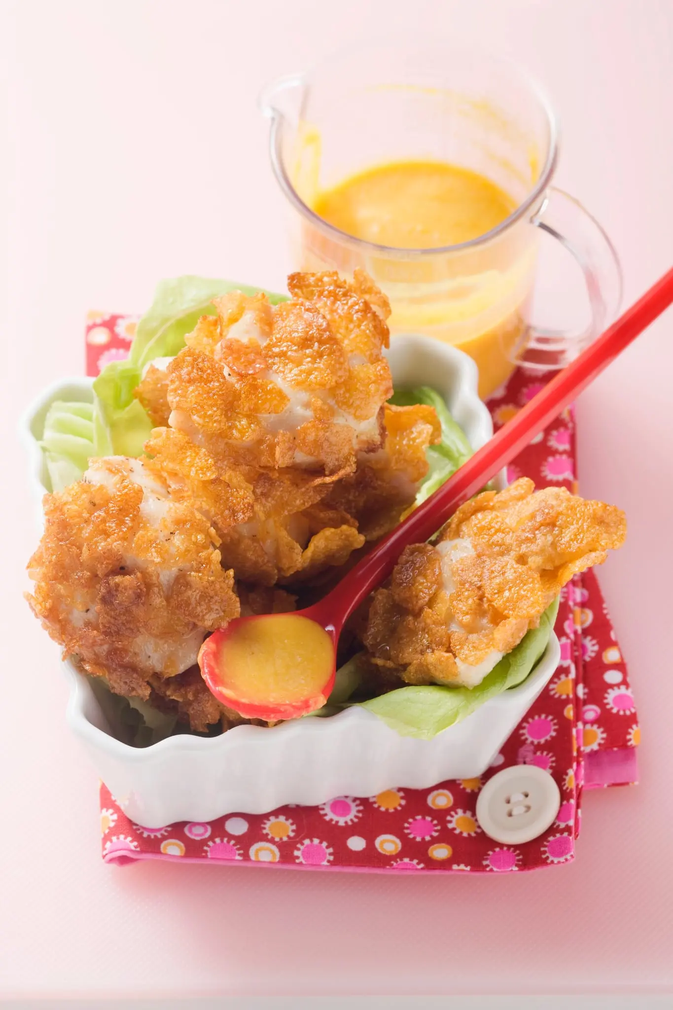 Poitrine de poulet en croûte de cornflakes avec ketchup à l'ananas et au maïs doux
