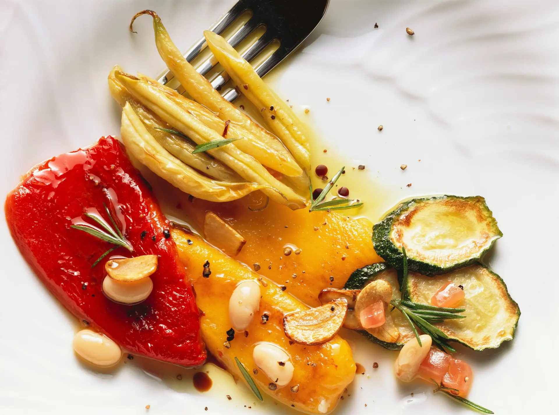 Poivrons marinés, courgettes et haricots