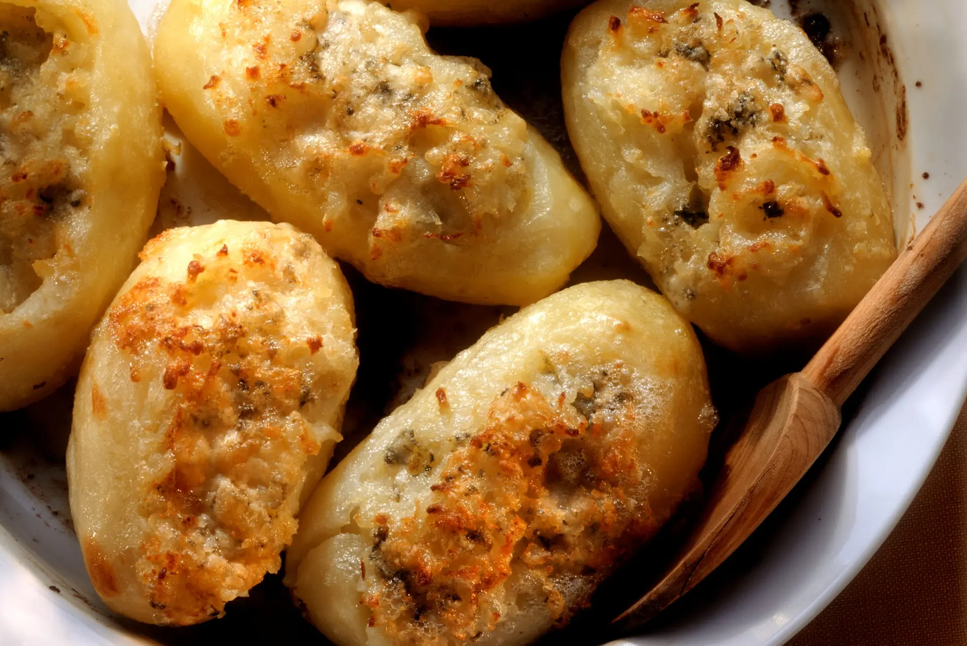 Pommes de terre en robe des champs farcies au Roquefort