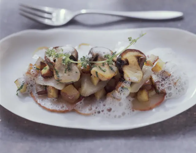 Pommes de terre poêlées aux cèpes et aux poires