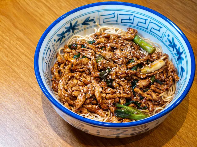Porc sauté avec nouilles au sésame