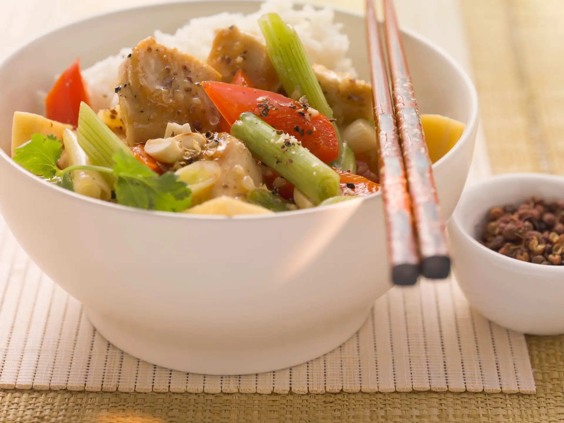 Poulet sauté au poivre du Sichuan et aux légumes
