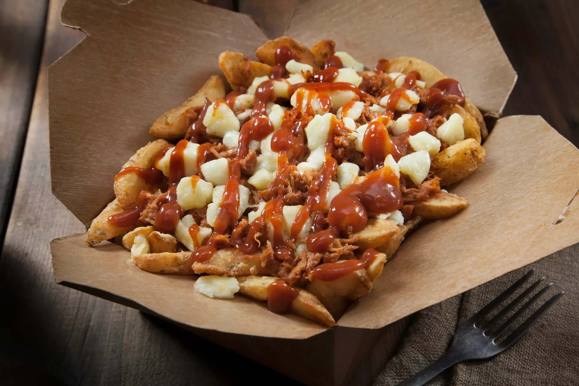 Poutine au bacon sauce barbecue