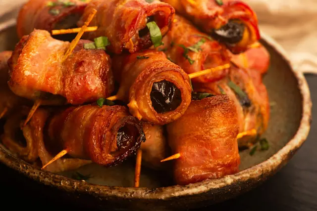 Pruneaux et bacon rôtis au four