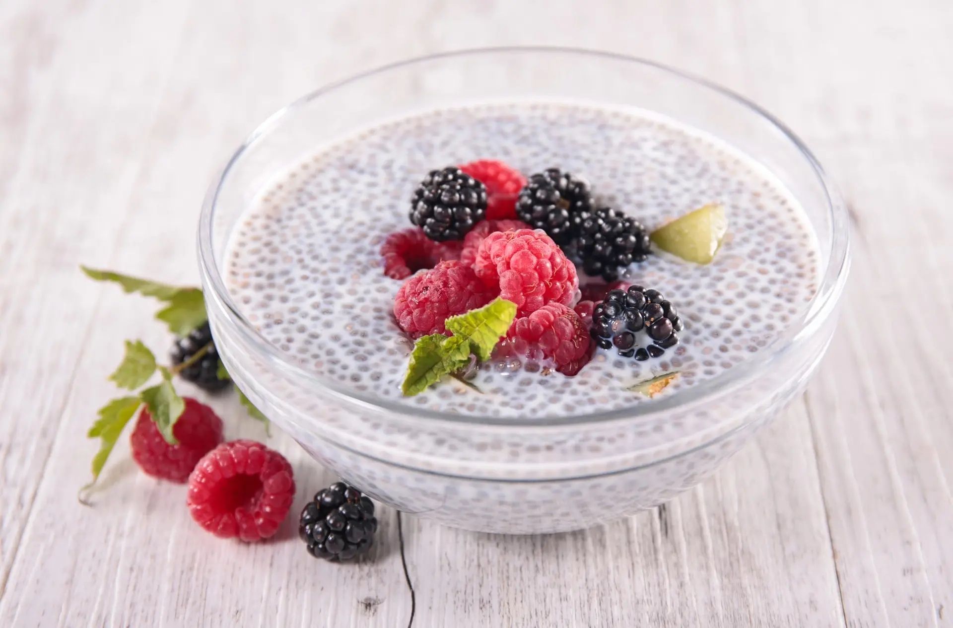 Pudding aux graines de chia avec framboises et mûres