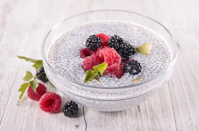 Pudding aux graines de chia avec framboises et mûres