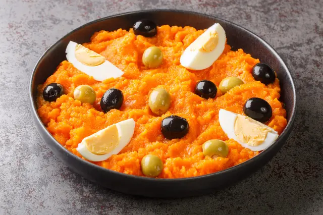 Purée de carottes avec œufs durs et olives