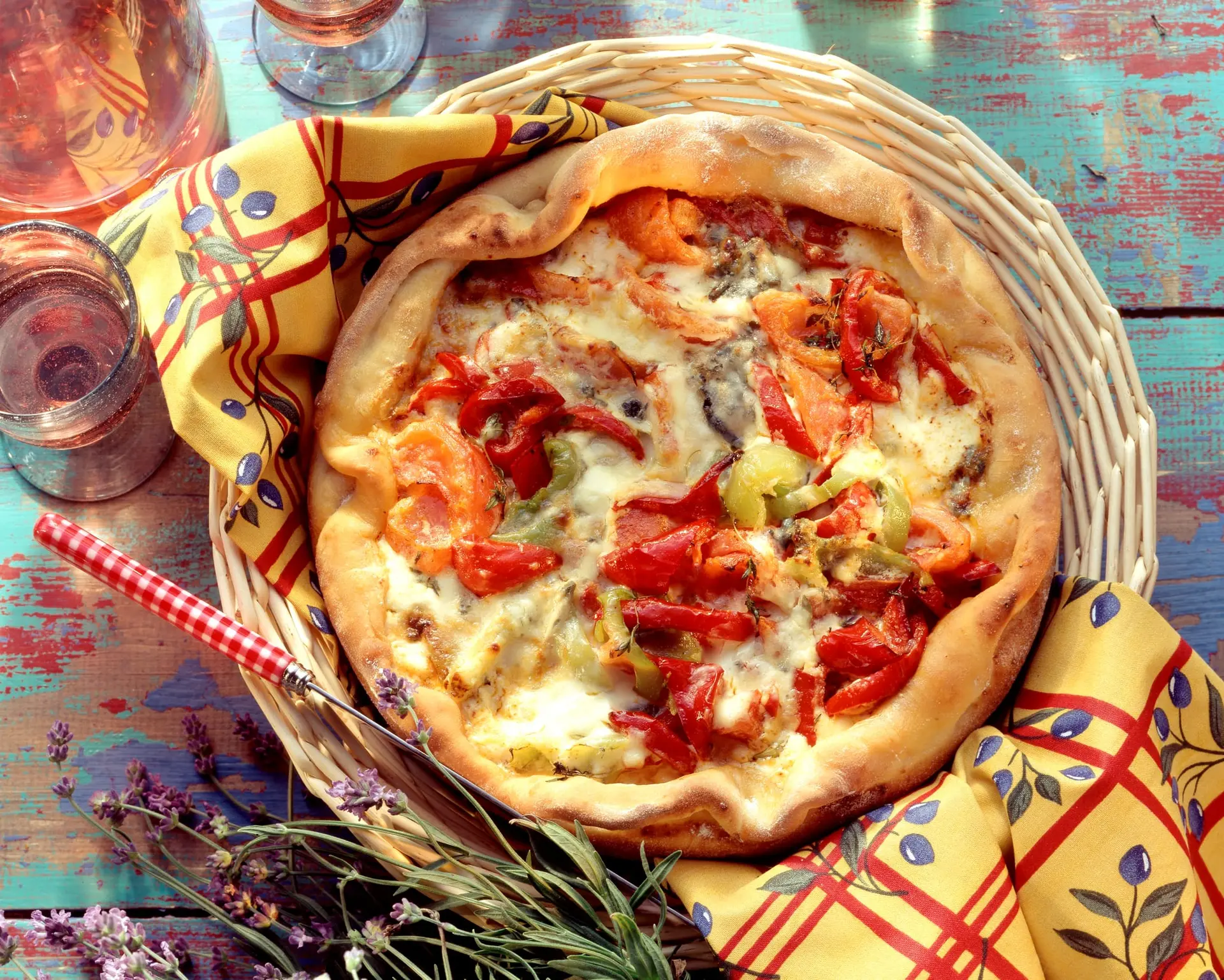 Quiche aux poivrons, tomates et roquefort