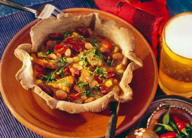 Ragoût de haricots épicé dans un bol de tortilla