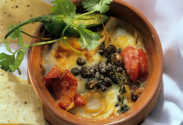 Ragoût de haricots gratiné aux poivrons et chips de tortilla