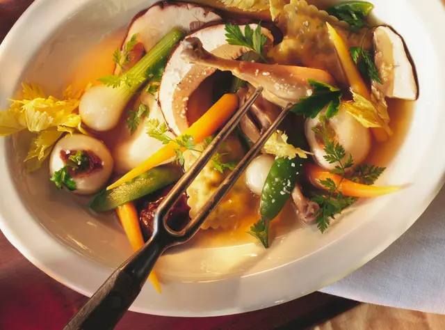 Ragoût de pintade aux légumes, cèpes et raviolis aux cèpes