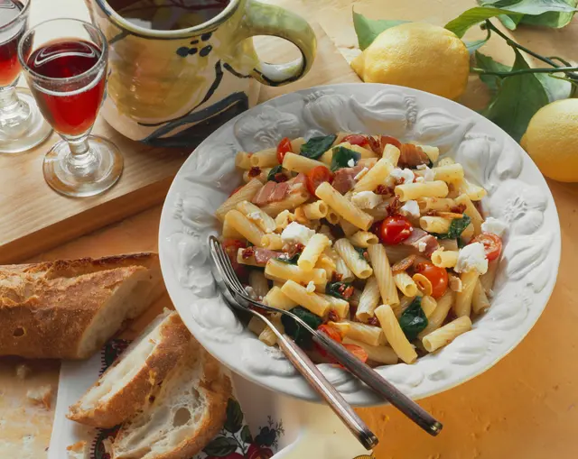 Rigatoni au bacon, aux épinards et au fromage de chèvre