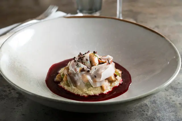 Risotto de tapioca au lard, au grué de cacao et au jus de betterave