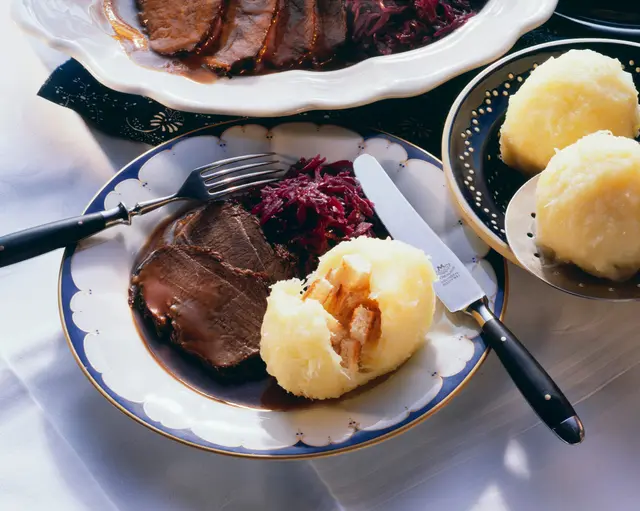 Rôti de bœuf avec quenelles de Thuringe et chou rouge